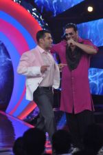 Akshay Kumar, Salman Khan on the sets of Big Boss in Lonavla, Mumbai on 7th Dec 2012 (54).JPG